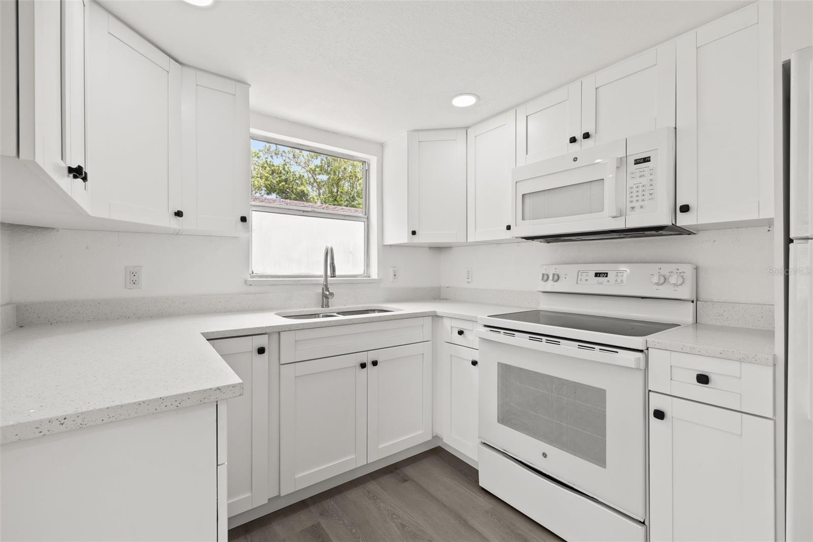 Listing photo id 12 for 8046 Norwich Drive