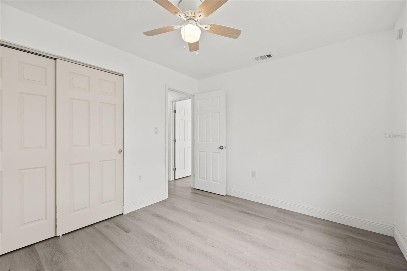 Listing photo id 13 for 8046 Norwich Drive