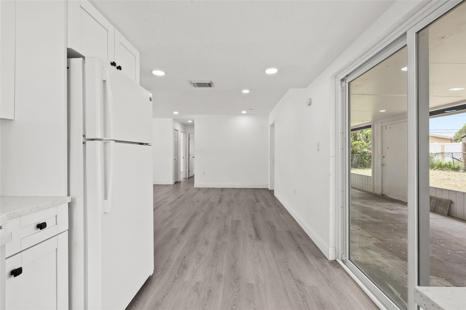 Listing photo id 14 for 8046 Norwich Drive