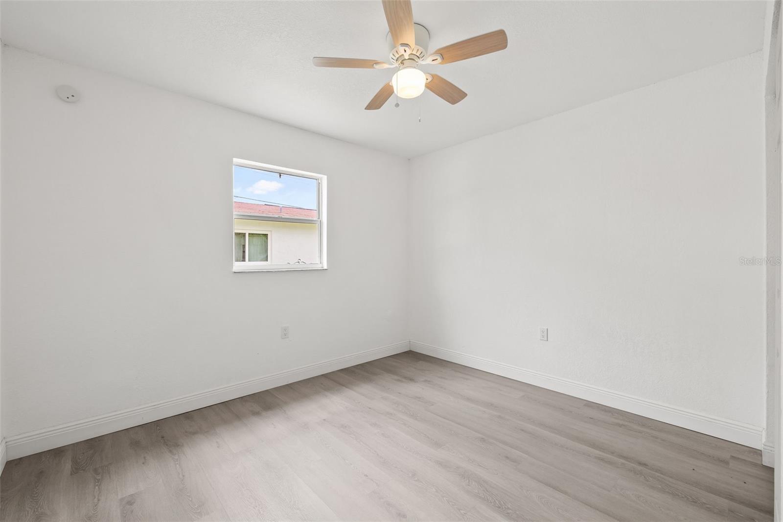 Listing photo id 15 for 8046 Norwich Drive