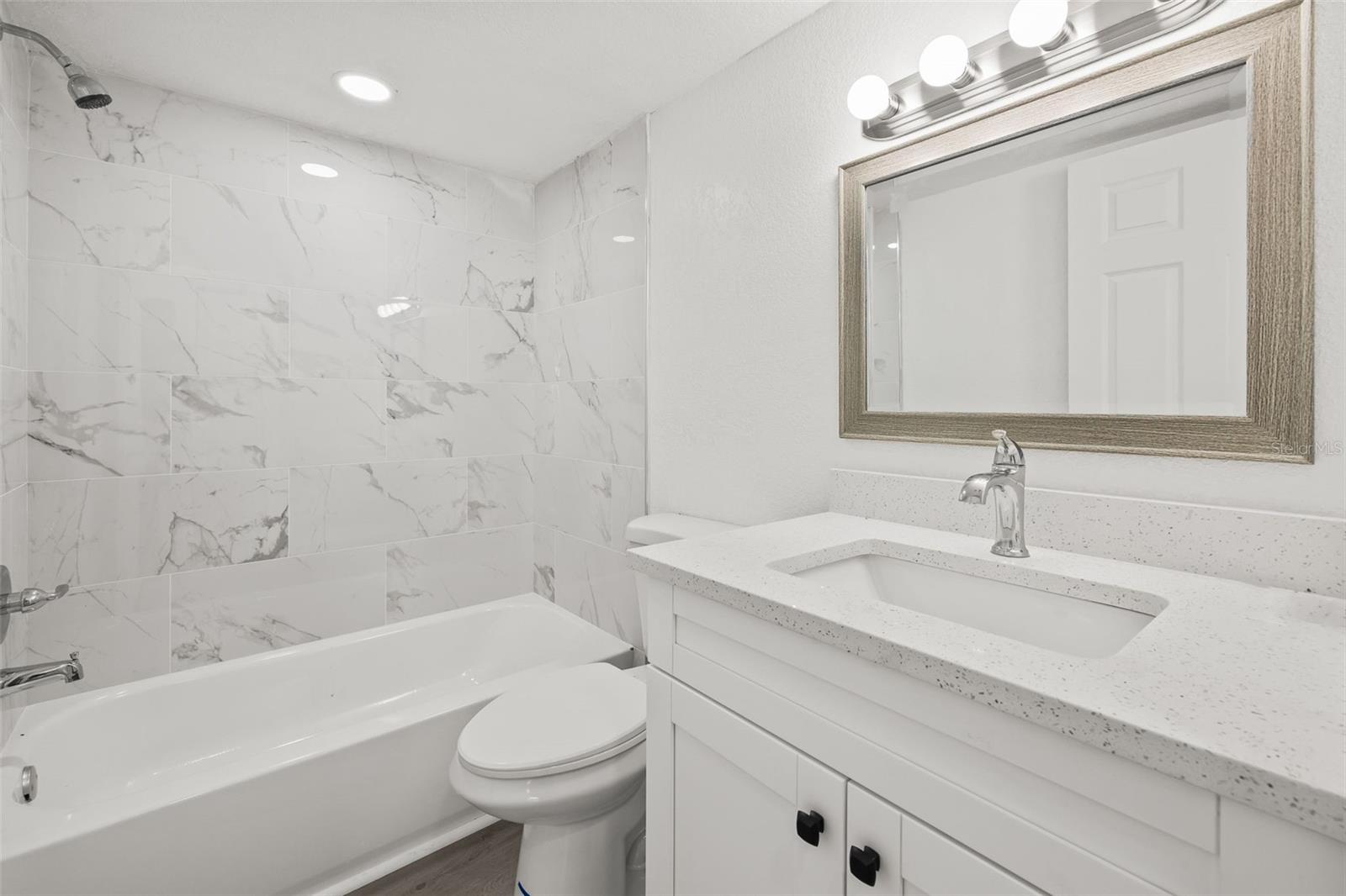 Listing photo id 17 for 8046 Norwich Drive