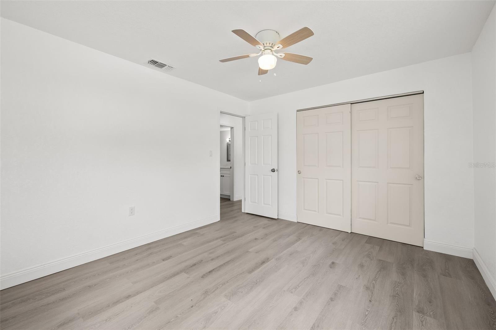 Listing photo id 18 for 8046 Norwich Drive