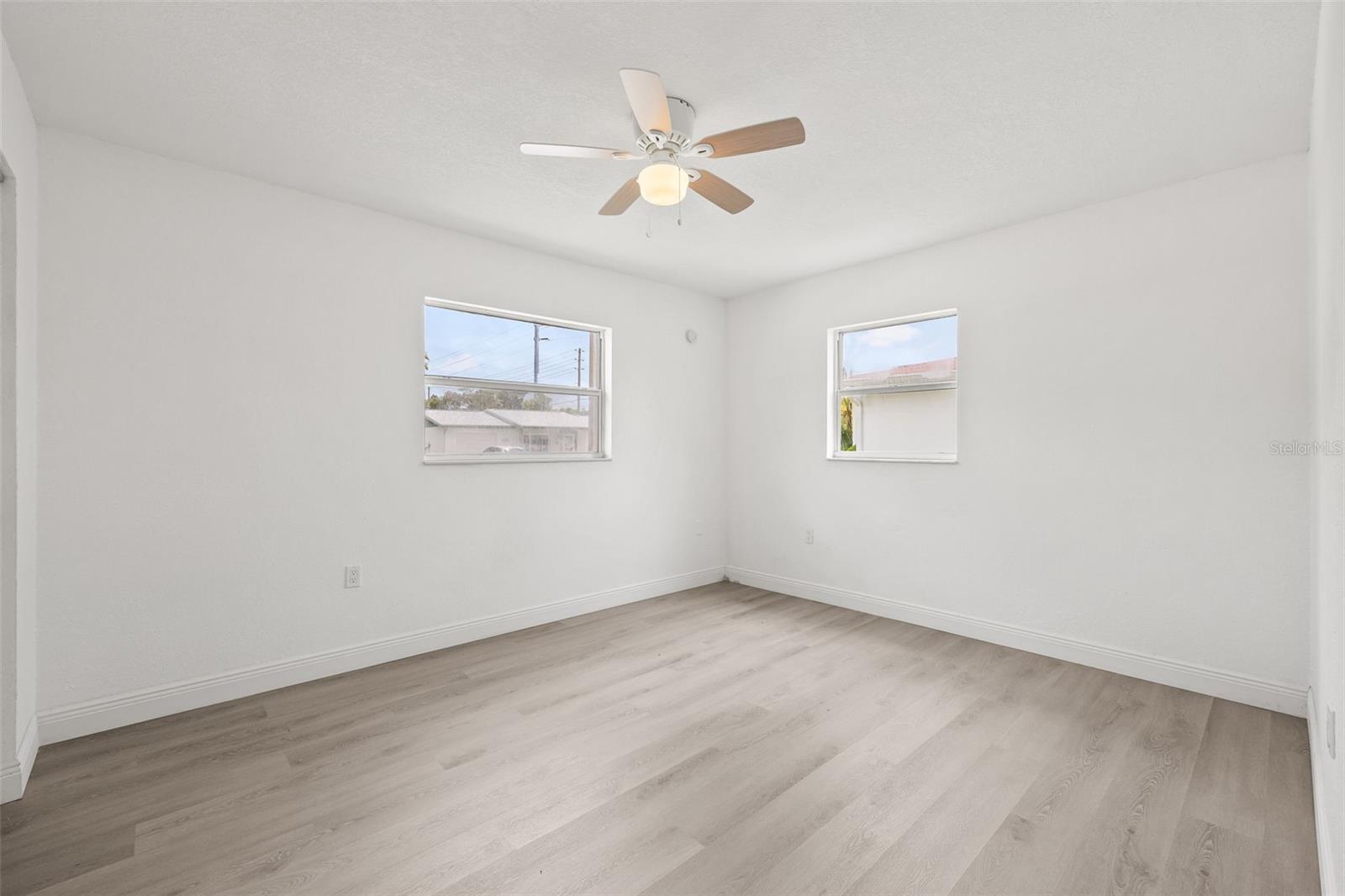 Listing photo id 19 for 8046 Norwich Drive