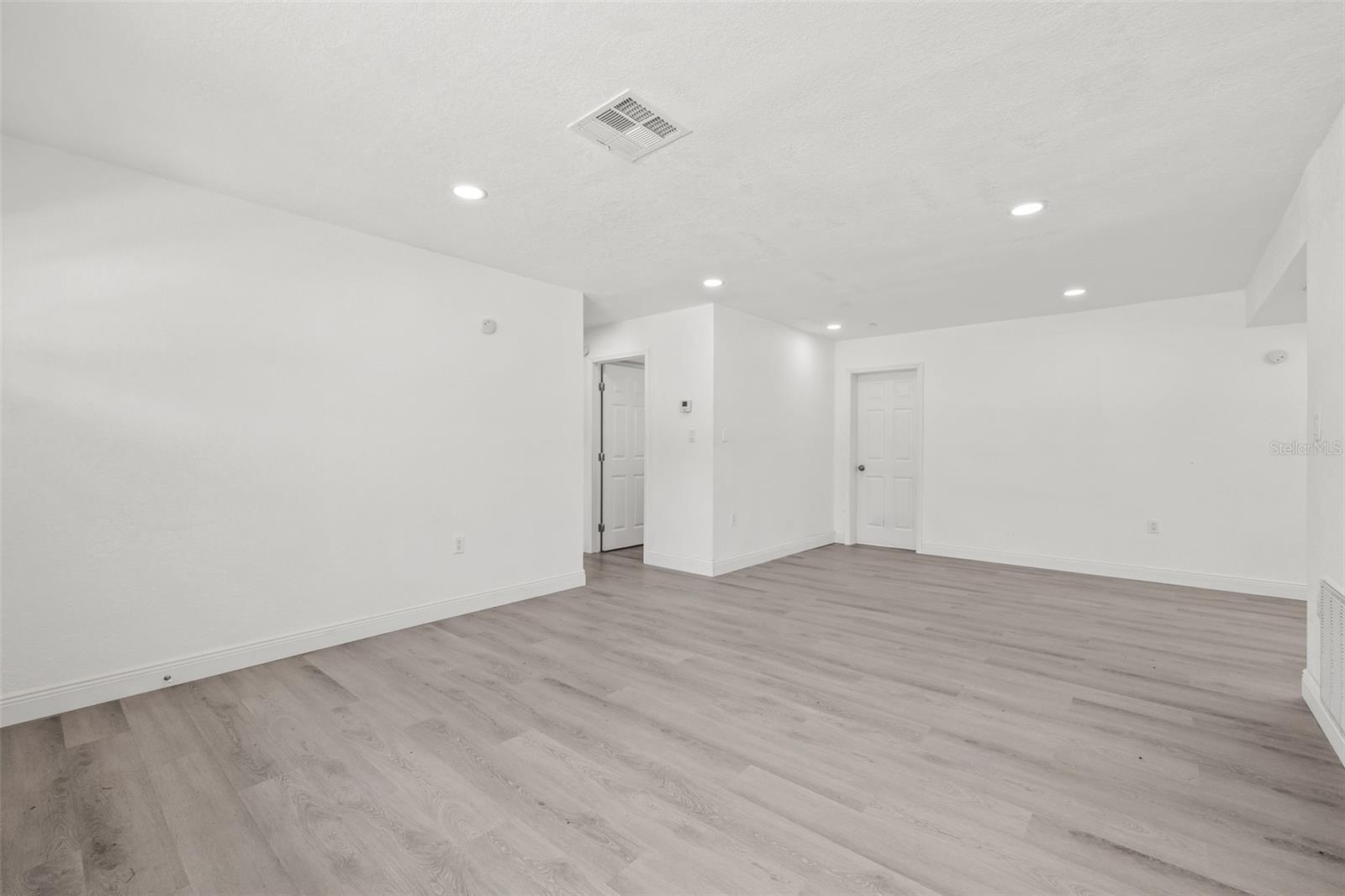 Listing photo id 20 for 8046 Norwich Drive