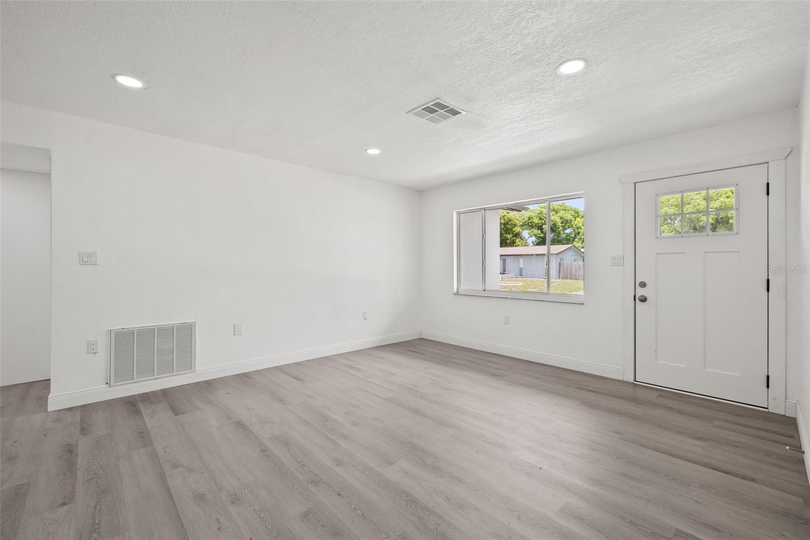 Listing photo id 6 for 8046 Norwich Drive