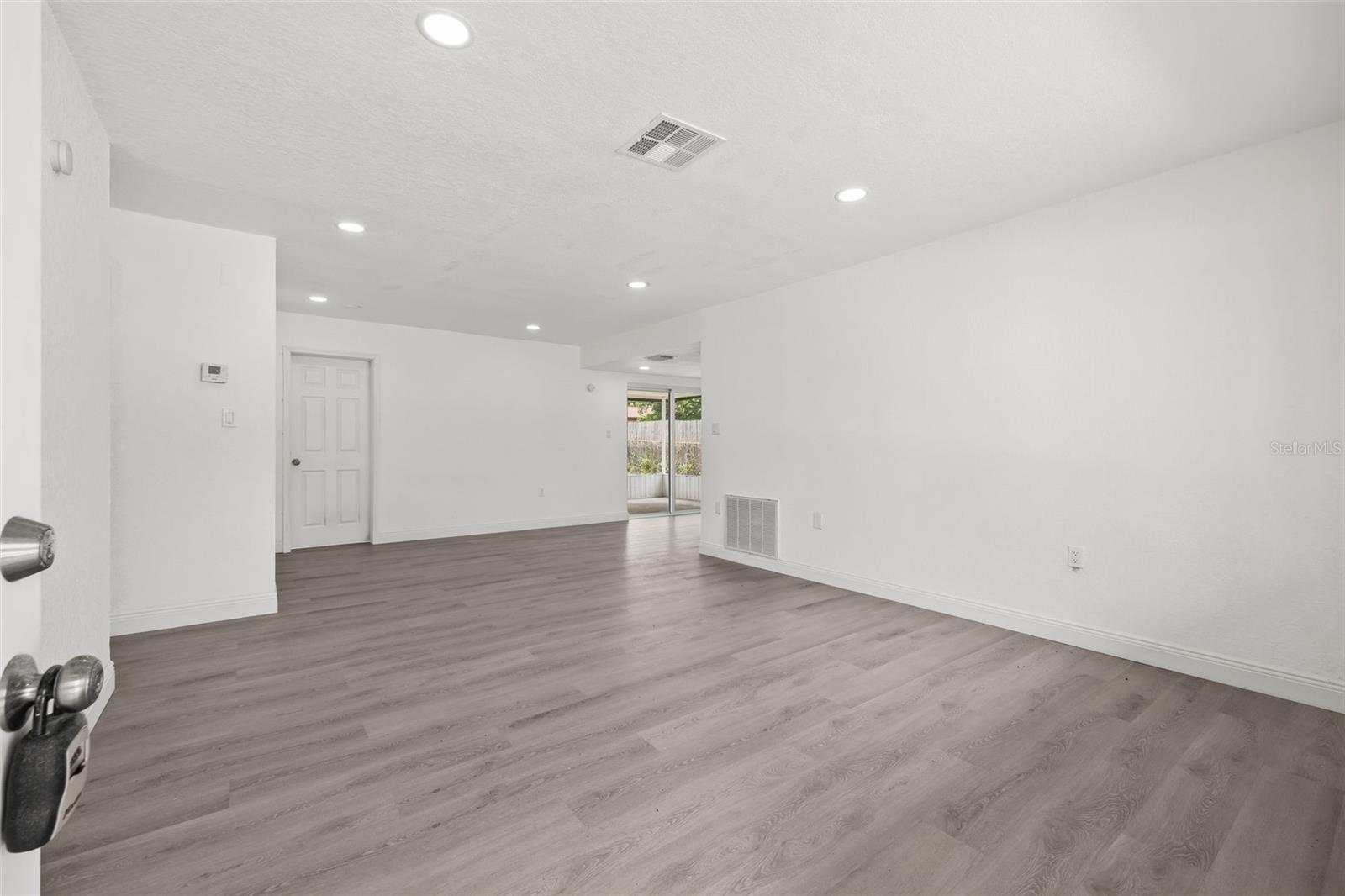 Listing photo id 7 for 8046 Norwich Drive