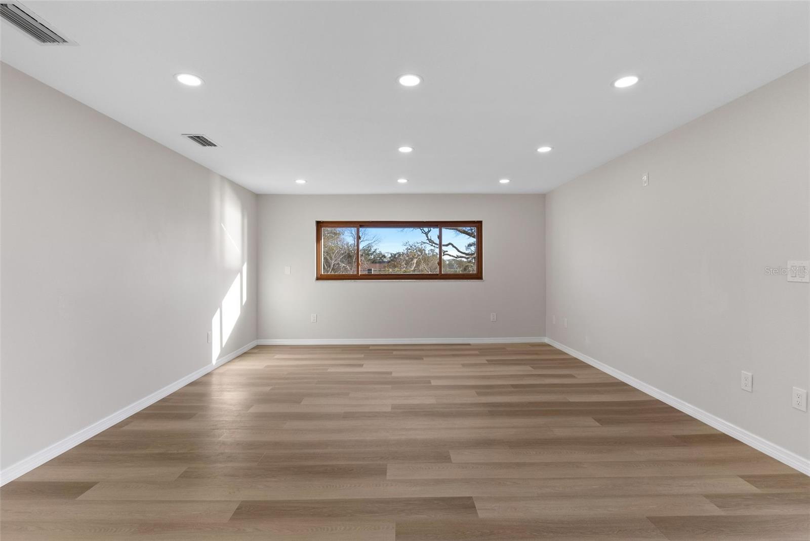Image 17 of 34 For 316 Shore Drive E
