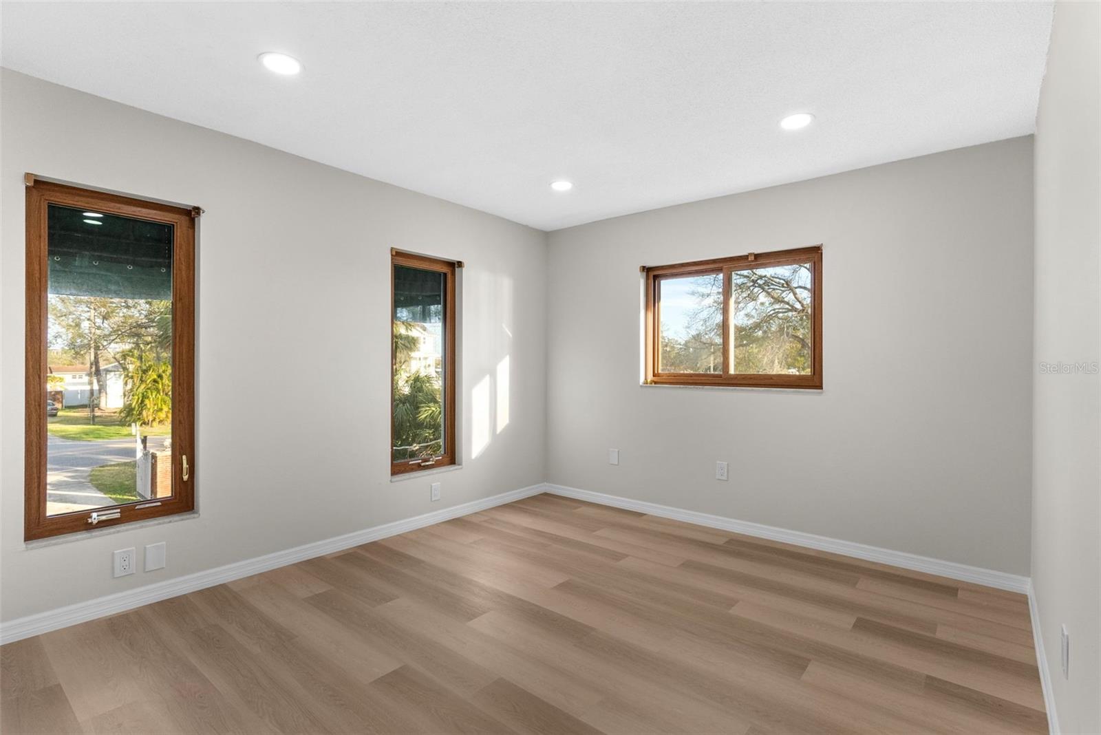 Image 21 of 34 For 316 Shore Drive E