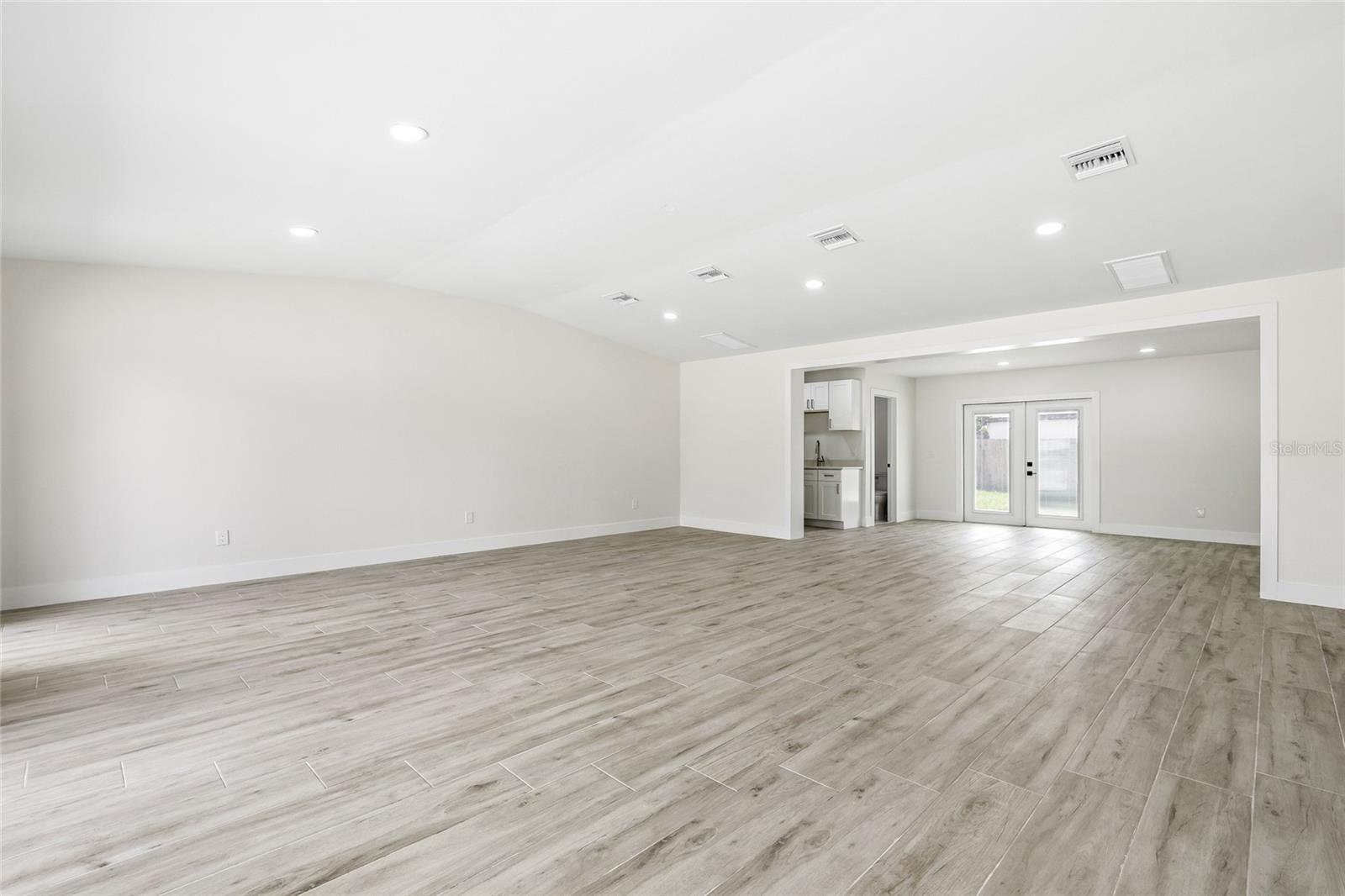 Image 10 of 54 For 7311 Armenia Avenue