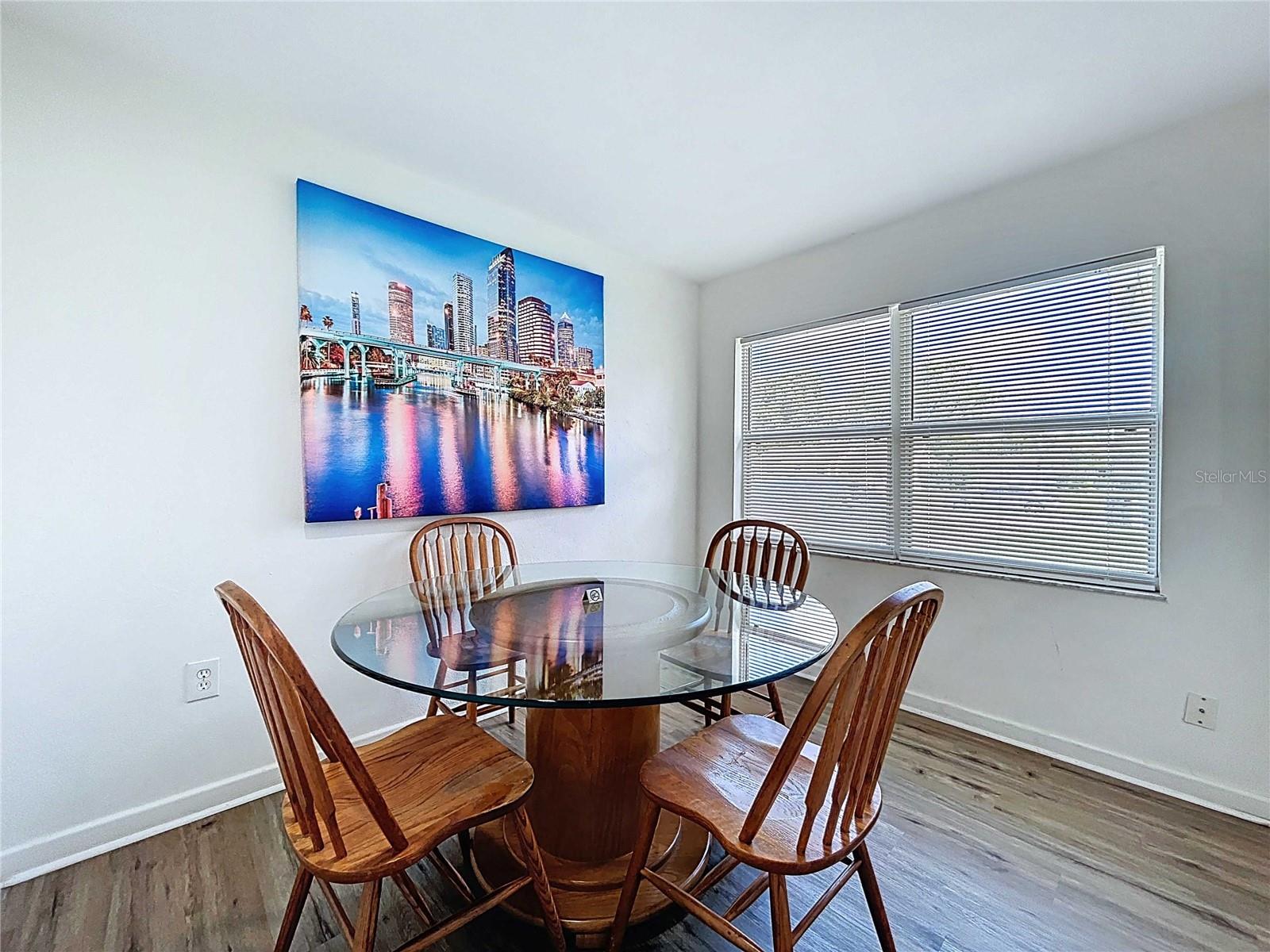 Listing photo id 10 for 1271 Nicholson Street