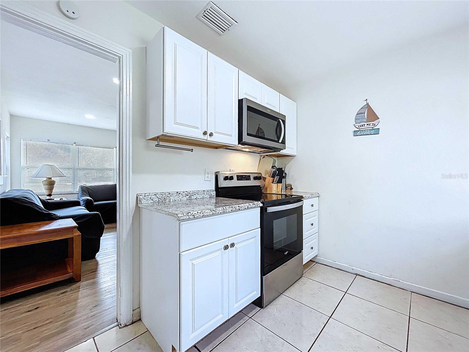 Listing photo id 13 for 1271 Nicholson Street