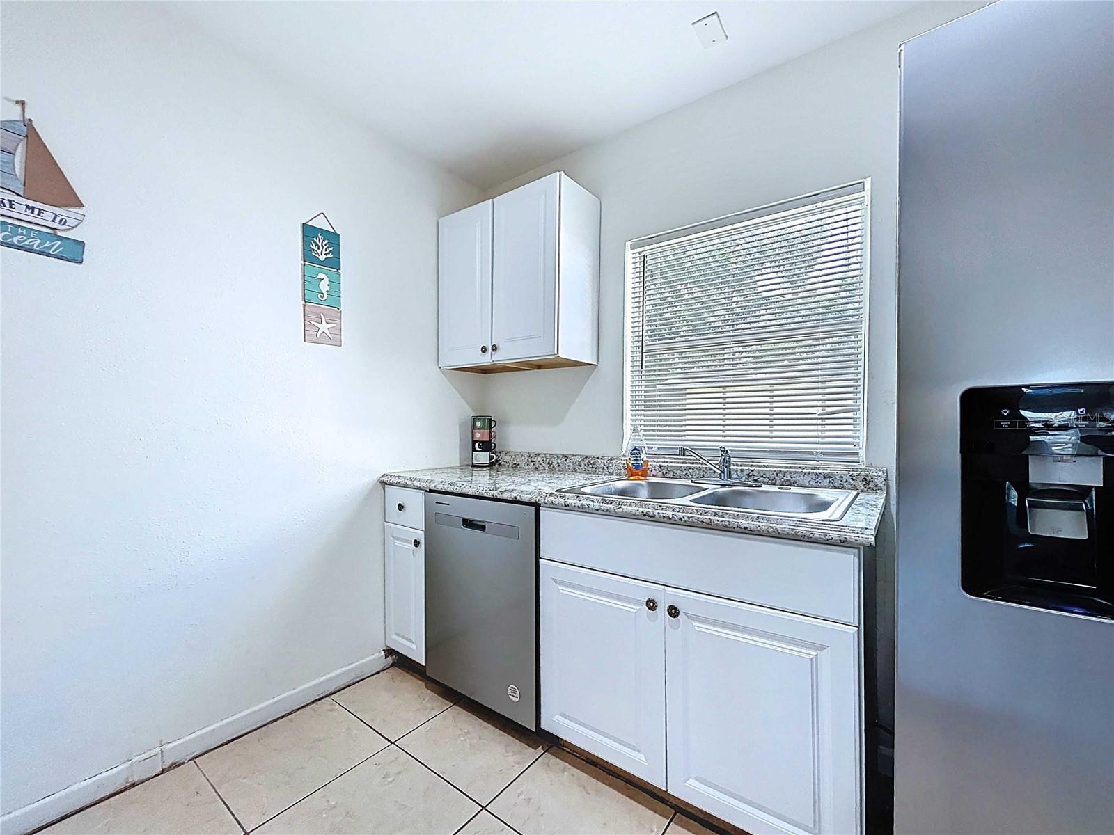 Listing photo id 14 for 1271 Nicholson Street