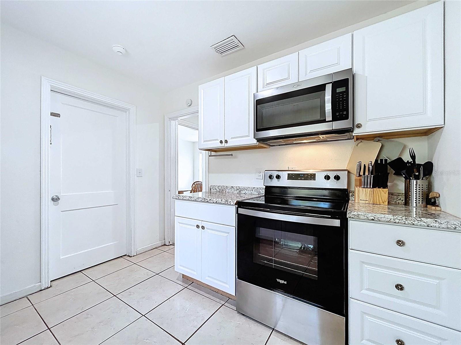 Listing photo id 15 for 1271 Nicholson Street
