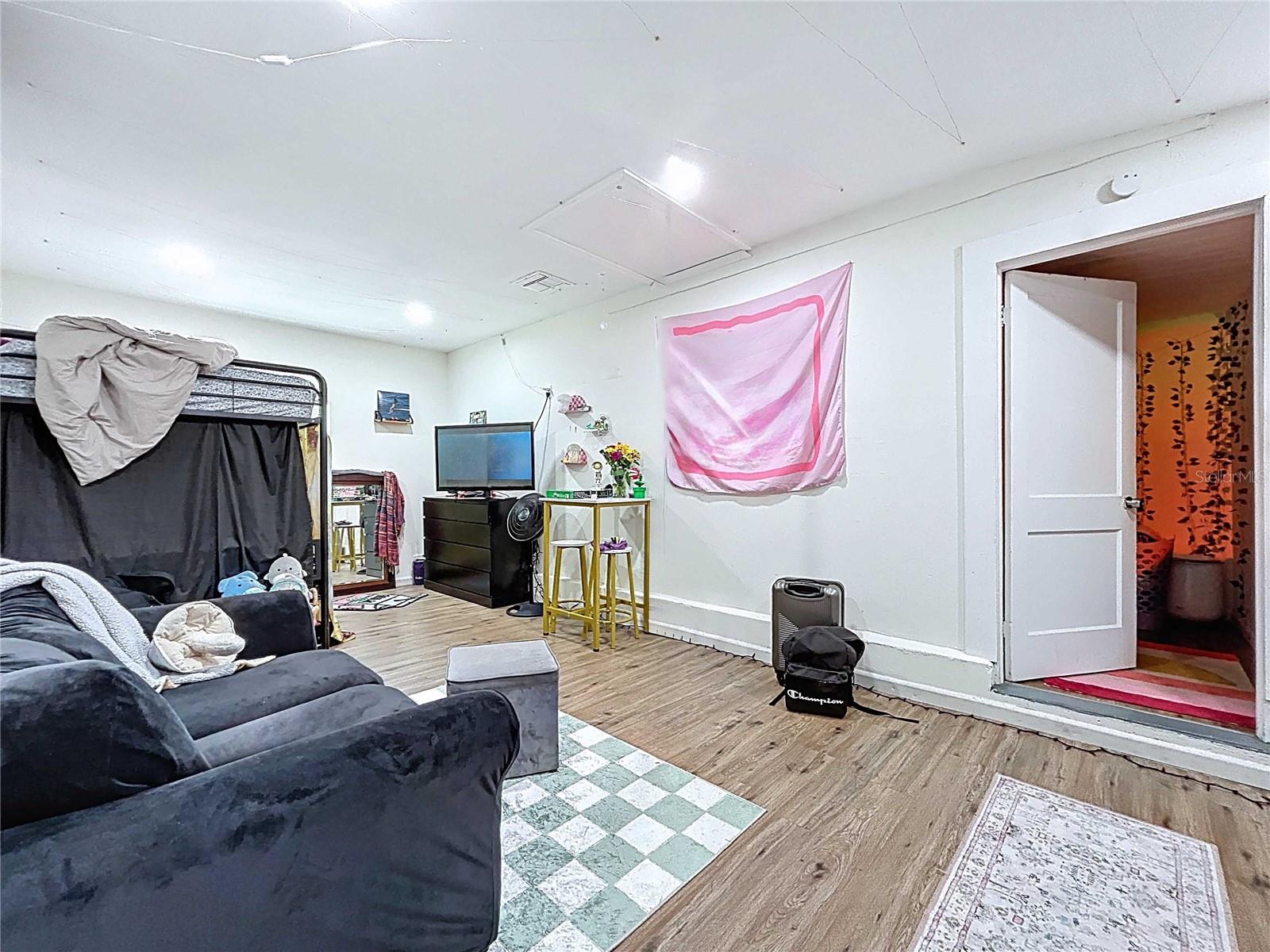 Listing photo id 21 for 1271 Nicholson Street
