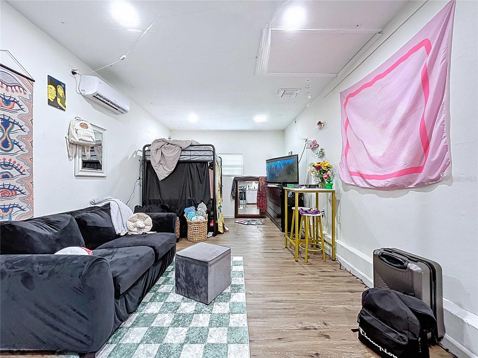 Listing photo id 22 for 1271 Nicholson Street