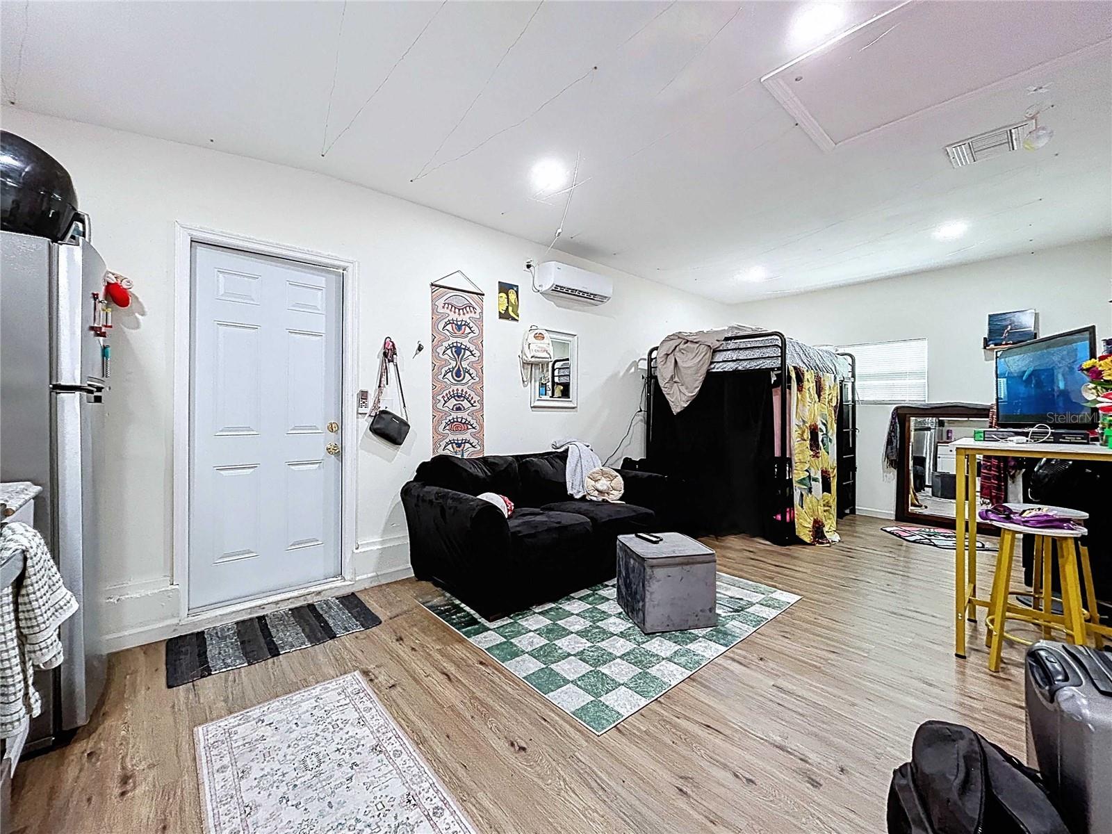Listing photo id 23 for 1271 Nicholson Street