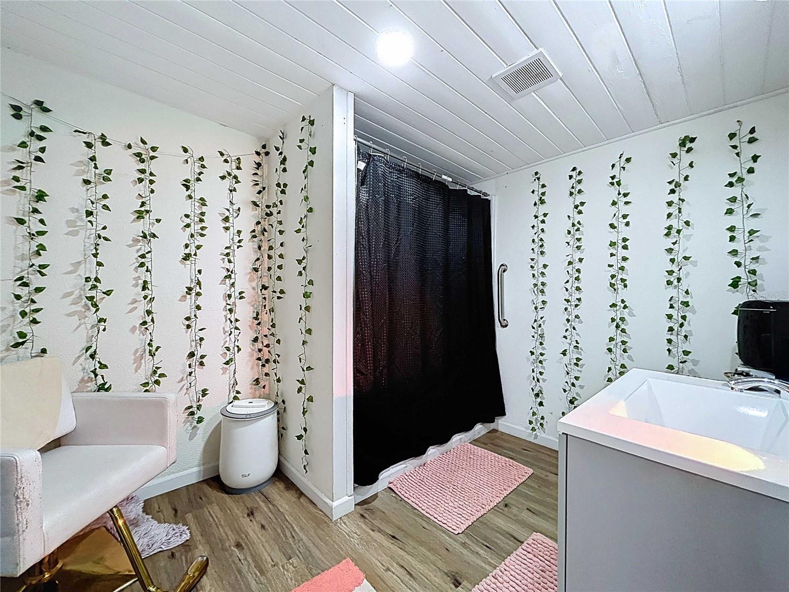 Listing photo id 24 for 1271 Nicholson Street