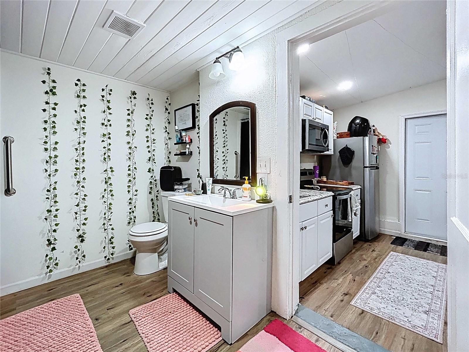 Listing photo id 25 for 1271 Nicholson Street