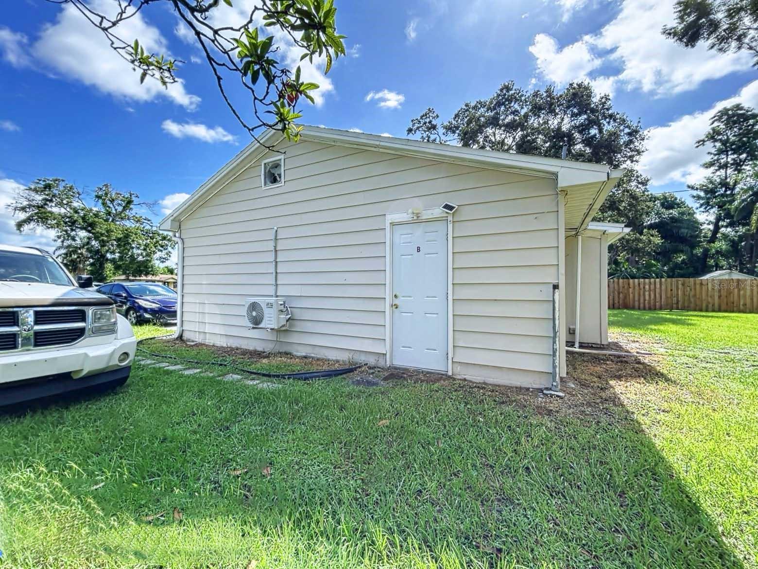 Listing photo id 2 for 1271 Nicholson Street