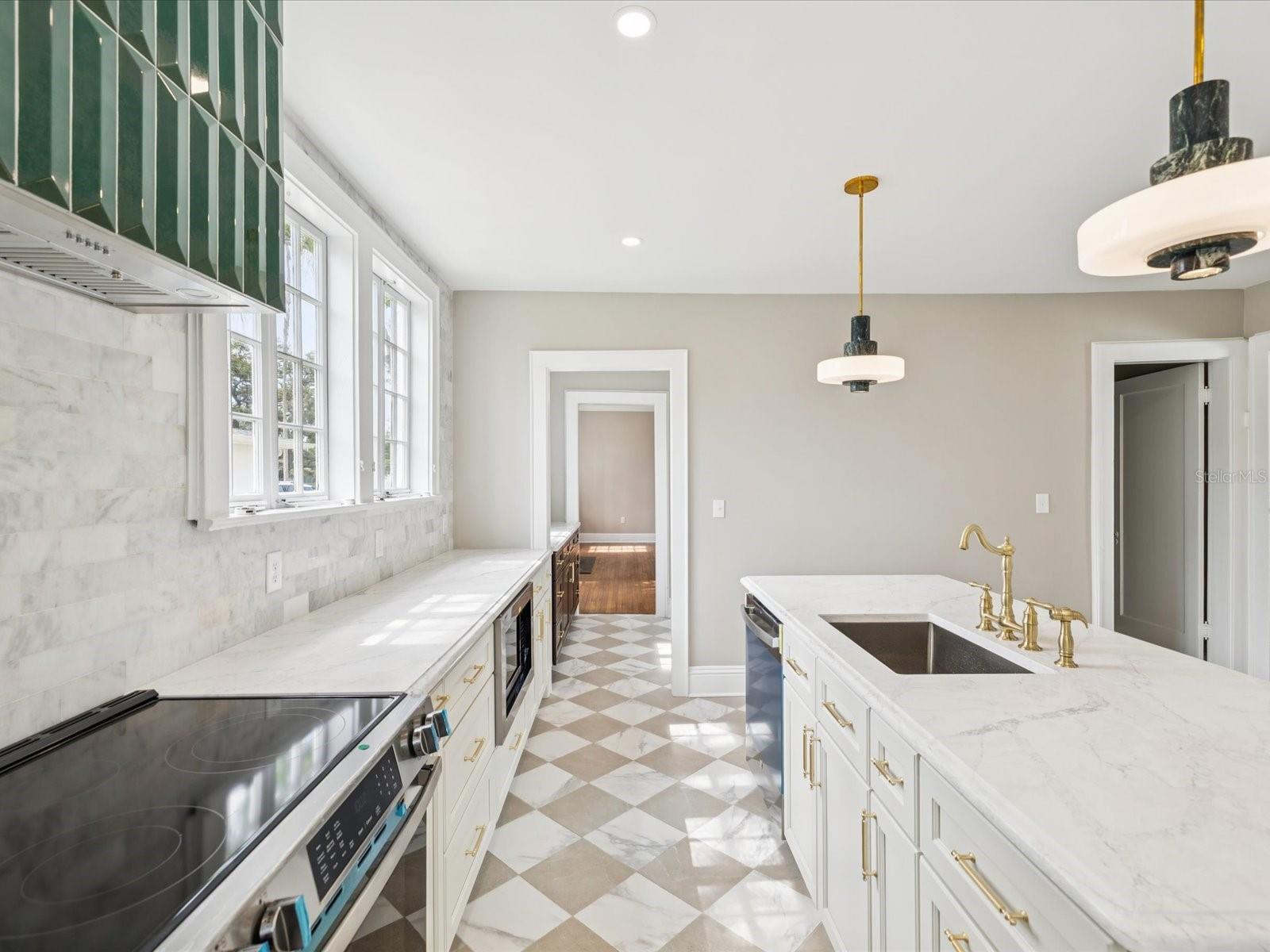 Image 19 of 62 For 456 Gardenia Street