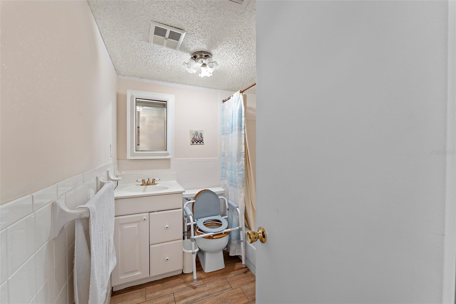 Listing photo id 18 for 4746 Azalea Drive 105c