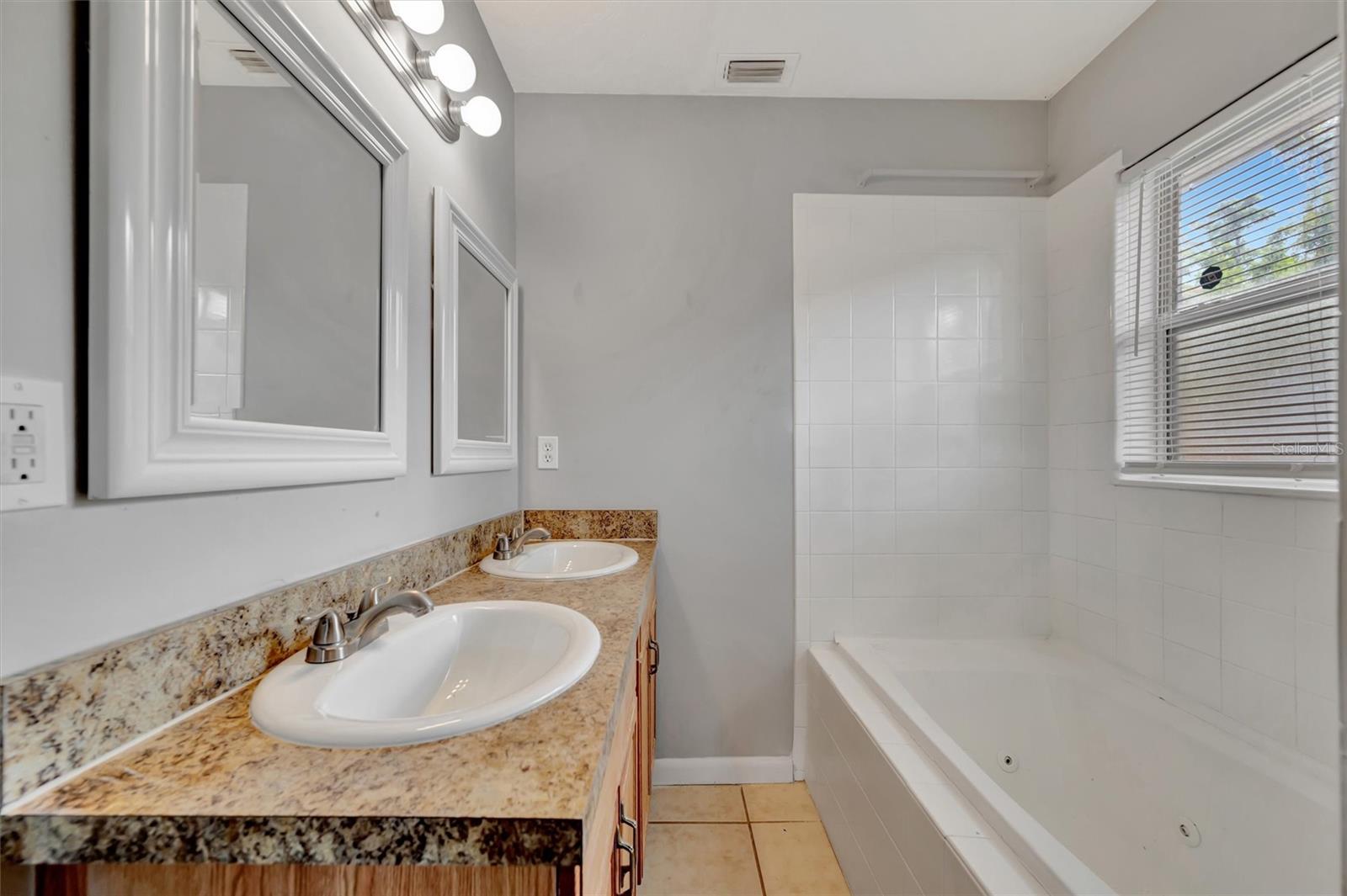 Image 22 of 38 For 4150 15th Avenue S