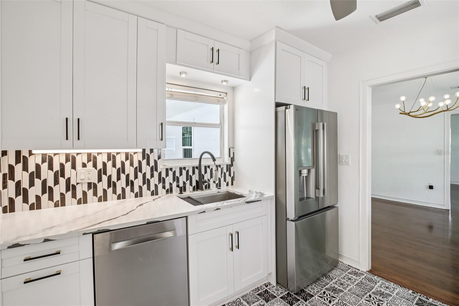 Listing photo id 8 for 4003 Obispo Street