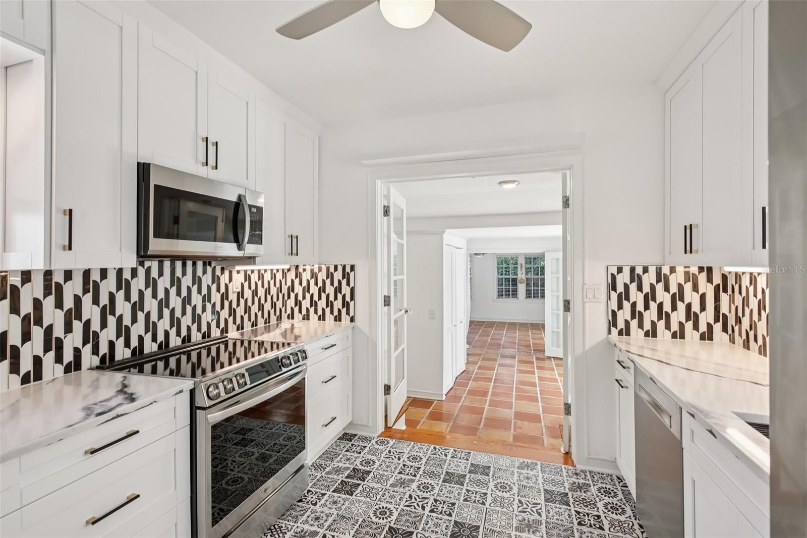 Listing photo id 9 for 4003 Obispo Street