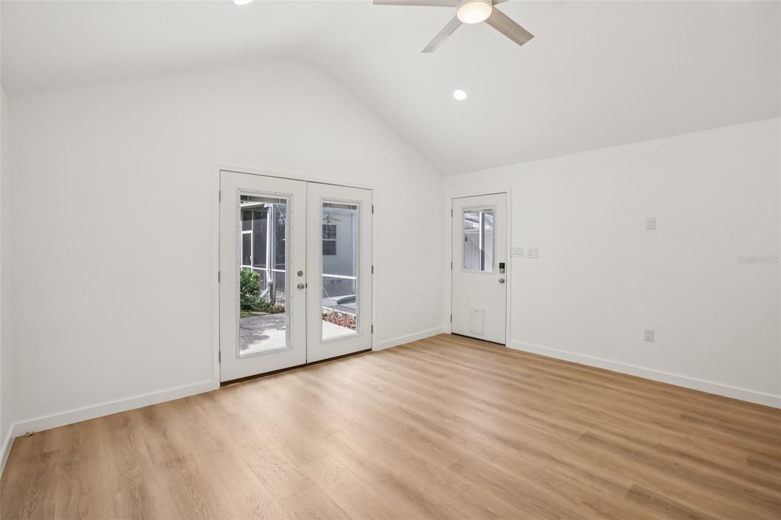 Listing photo id 26 for 4003 Obispo Street