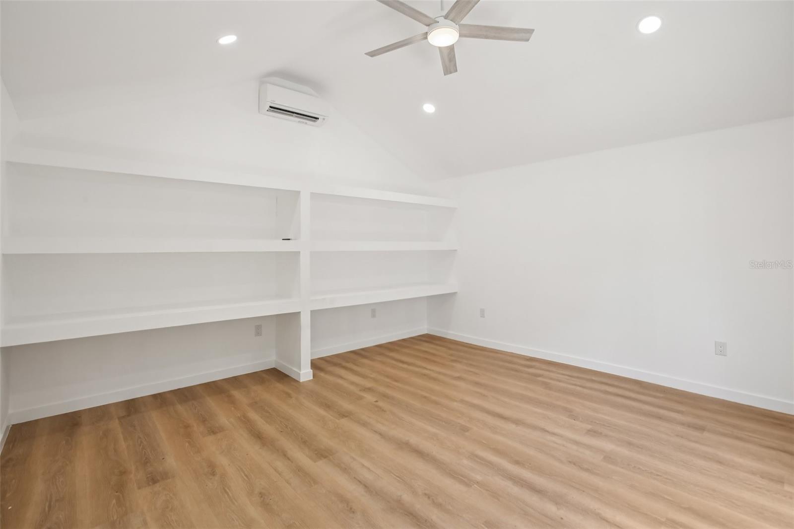 Listing photo id 27 for 4003 Obispo Street