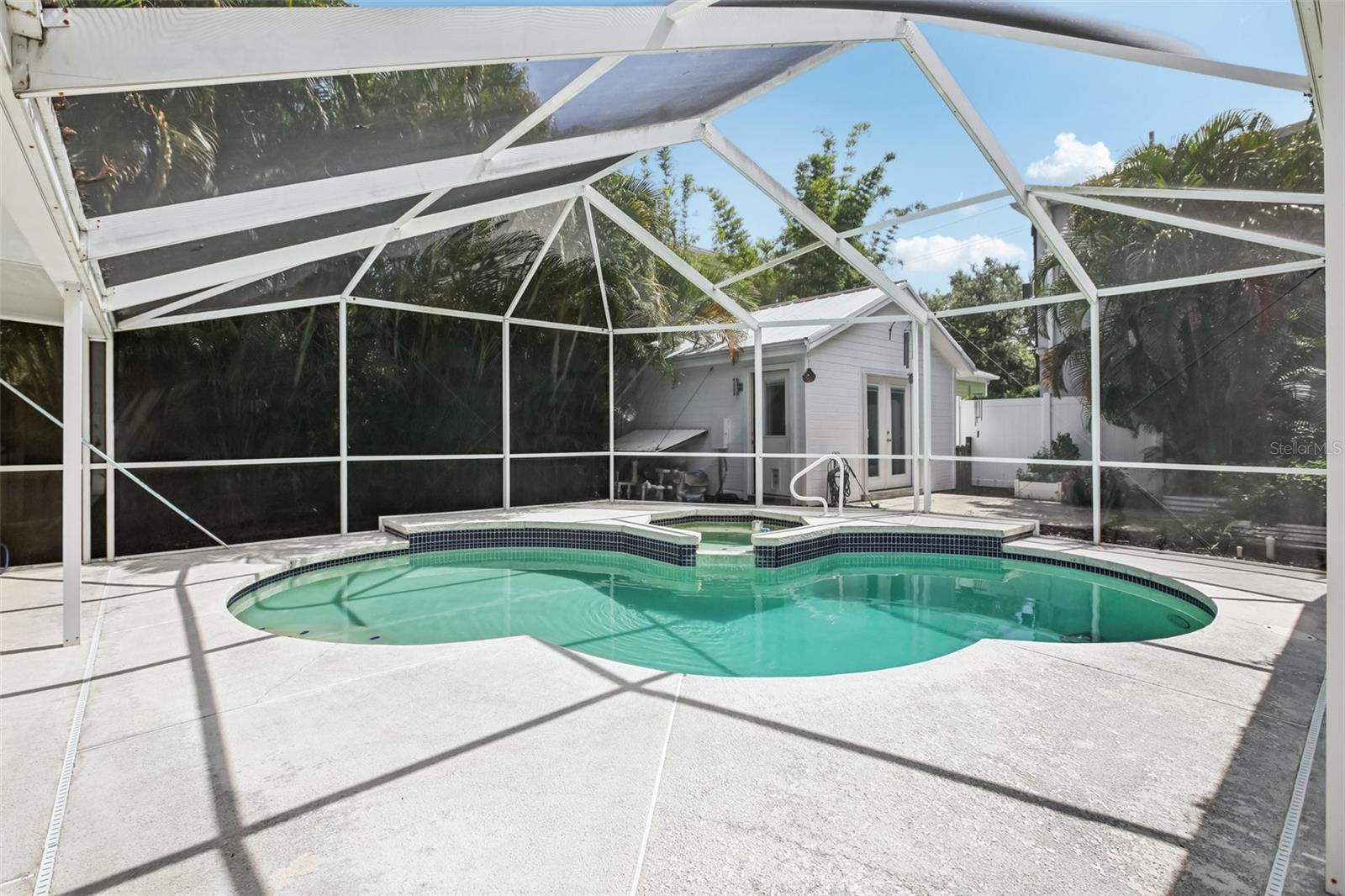 Listing photo id 28 for 4003 Obispo Street