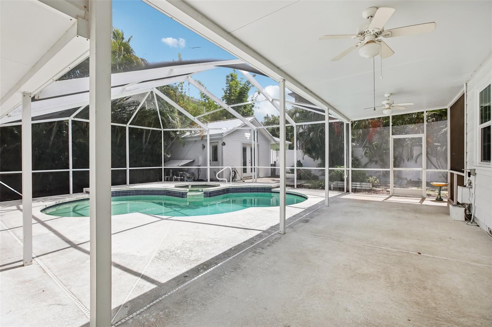 Listing photo id 29 for 4003 Obispo Street