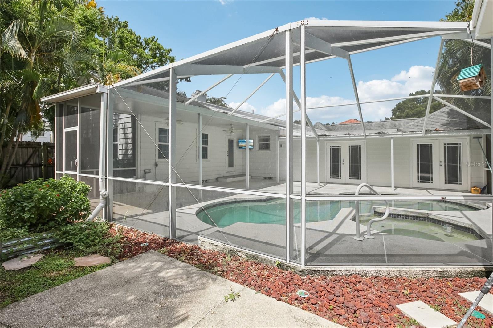 Listing photo id 31 for 4003 Obispo Street
