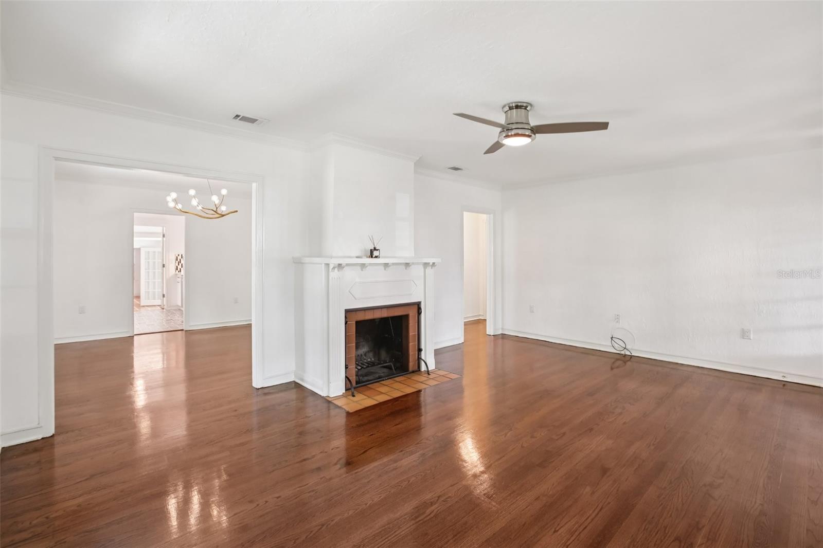 Listing photo id 2 for 4003 Obispo Street