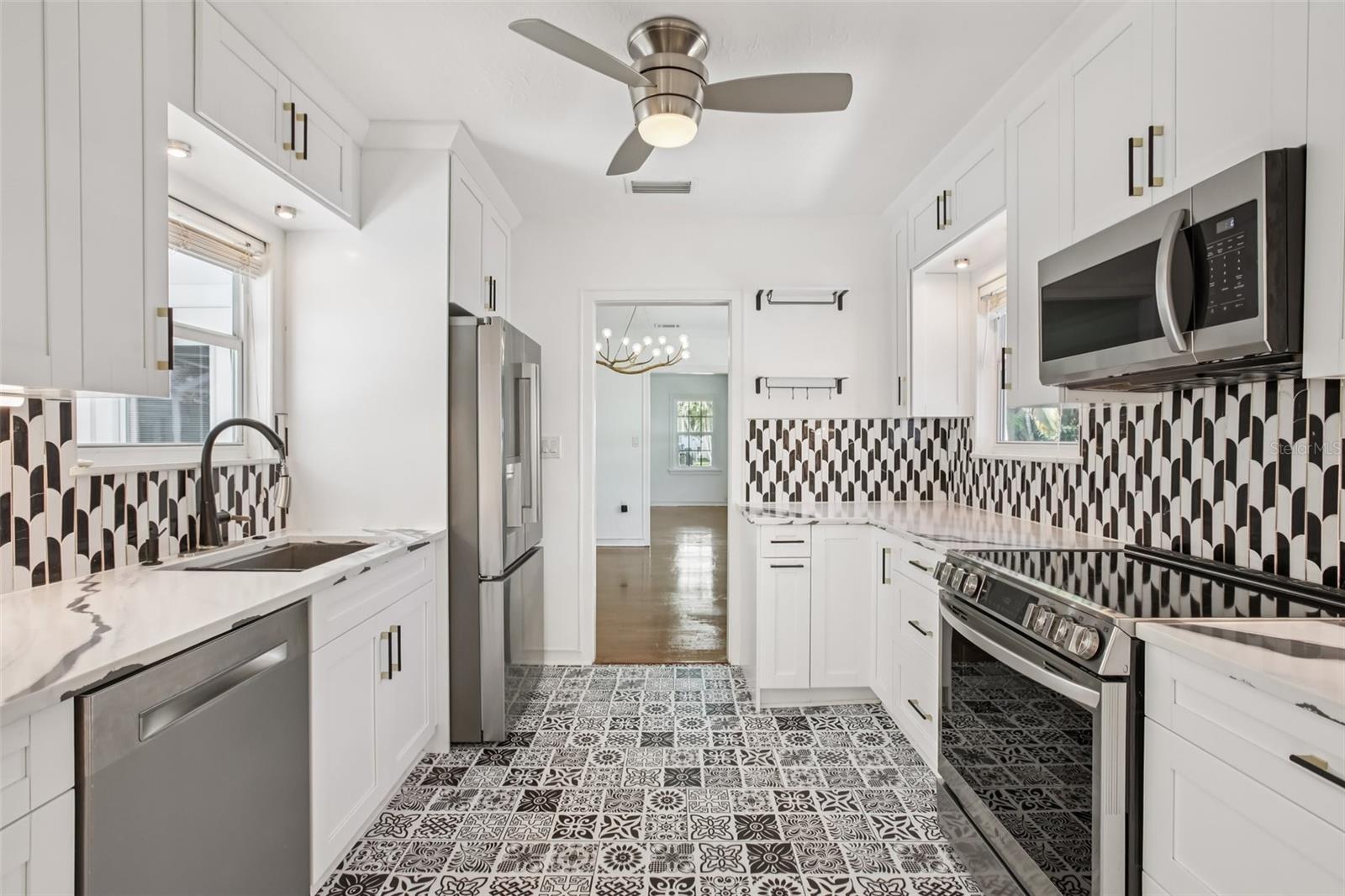 Listing photo id 7 for 4003 Obispo Street