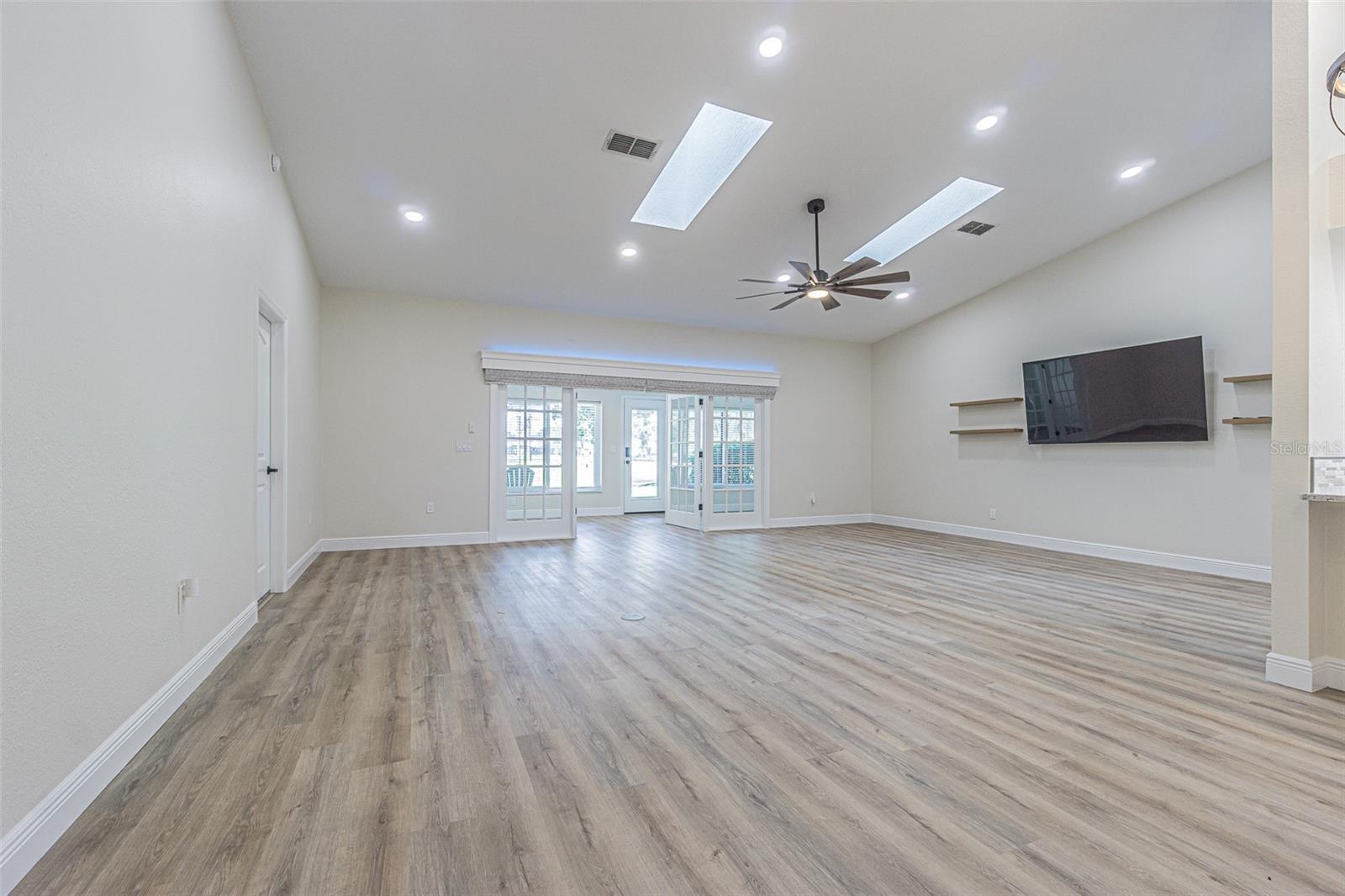 Listing photo id 10 for 6533 Brentwood Drive