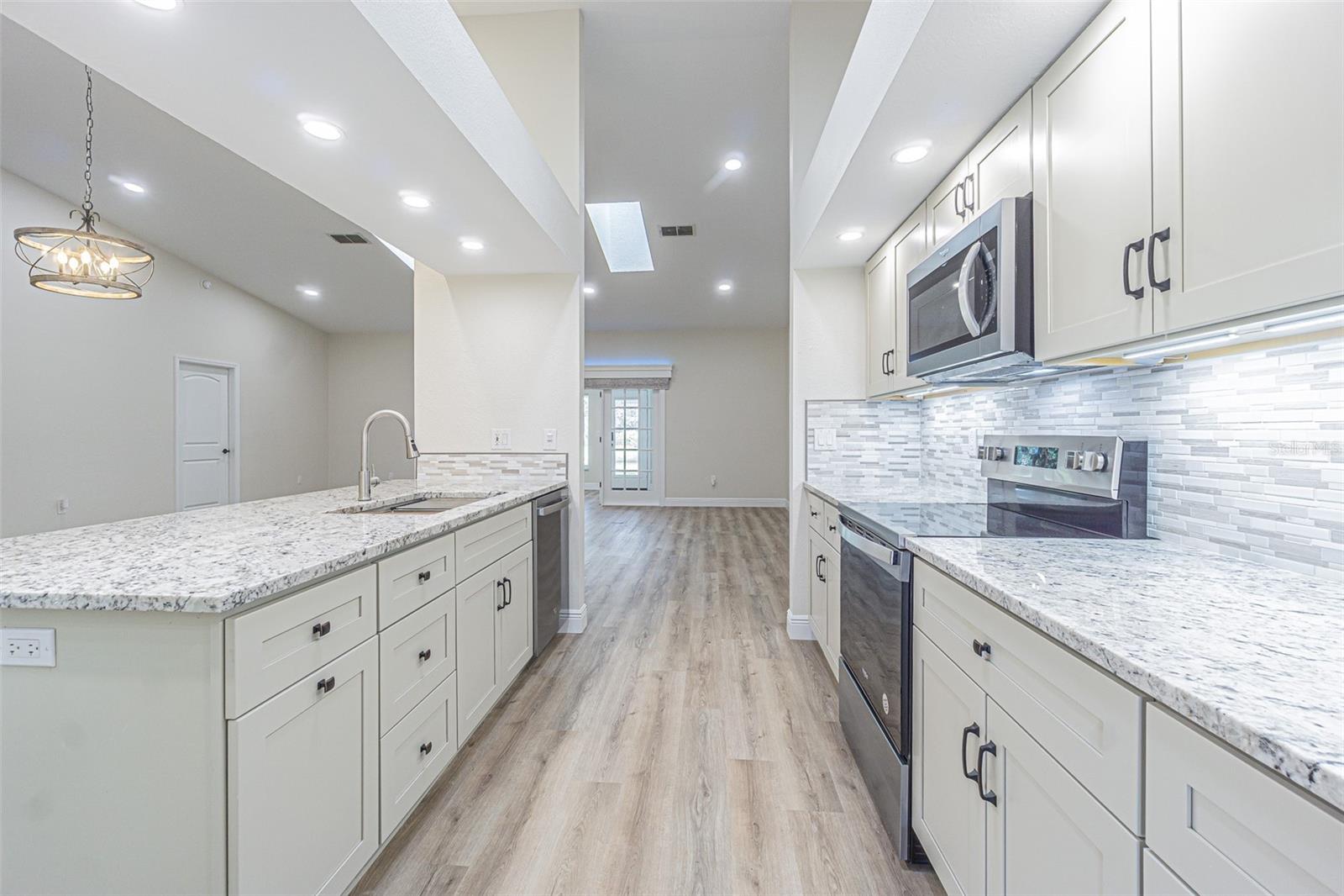 Listing photo id 2 for 6533 Brentwood Drive