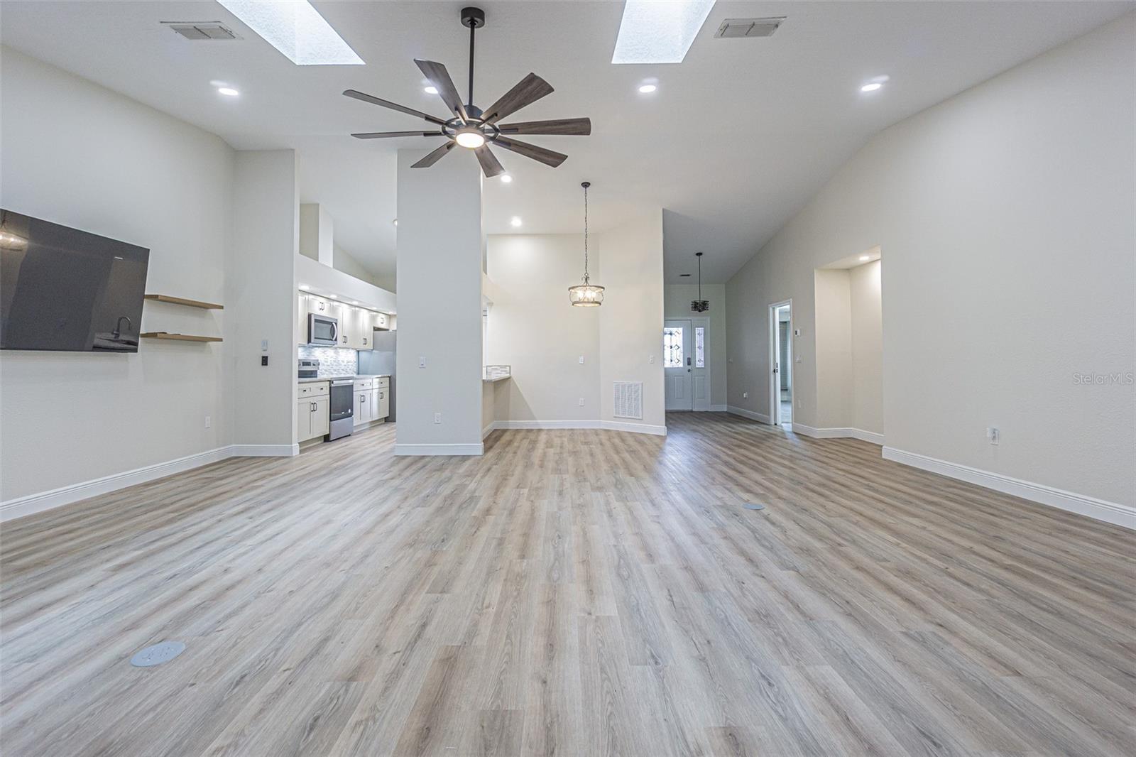 Listing photo id 6 for 6533 Brentwood Drive