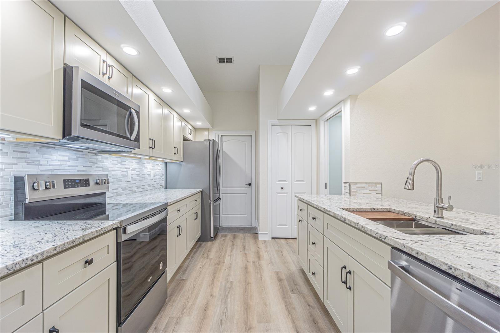 Listing photo id 7 for 6533 Brentwood Drive