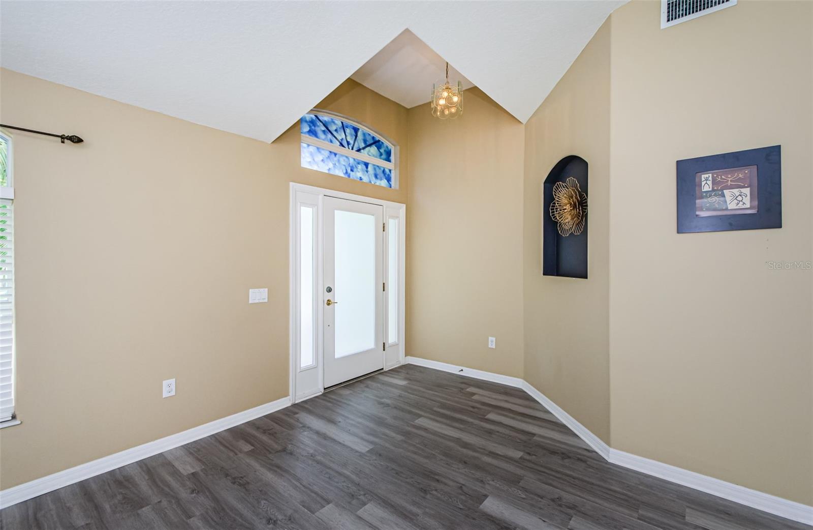 Image 5 of 43 For 19261 Fishermans Bend Drive