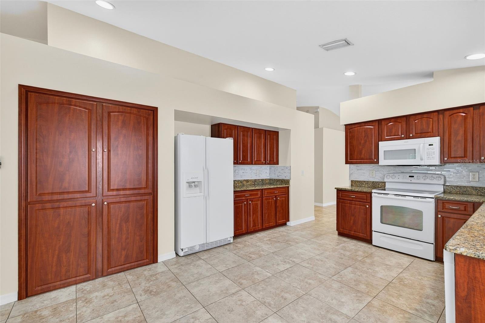 Image 13 of 46 For 913 Summer Breeze Drive