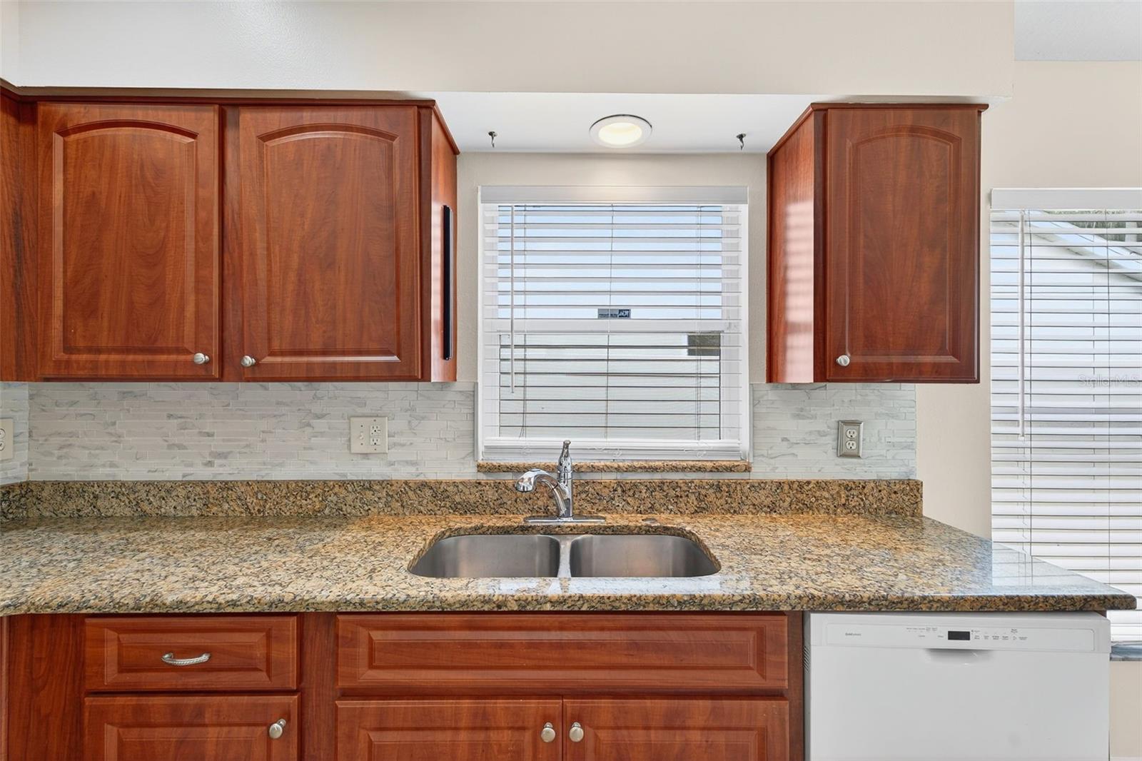 Image 15 of 46 For 913 Summer Breeze Drive