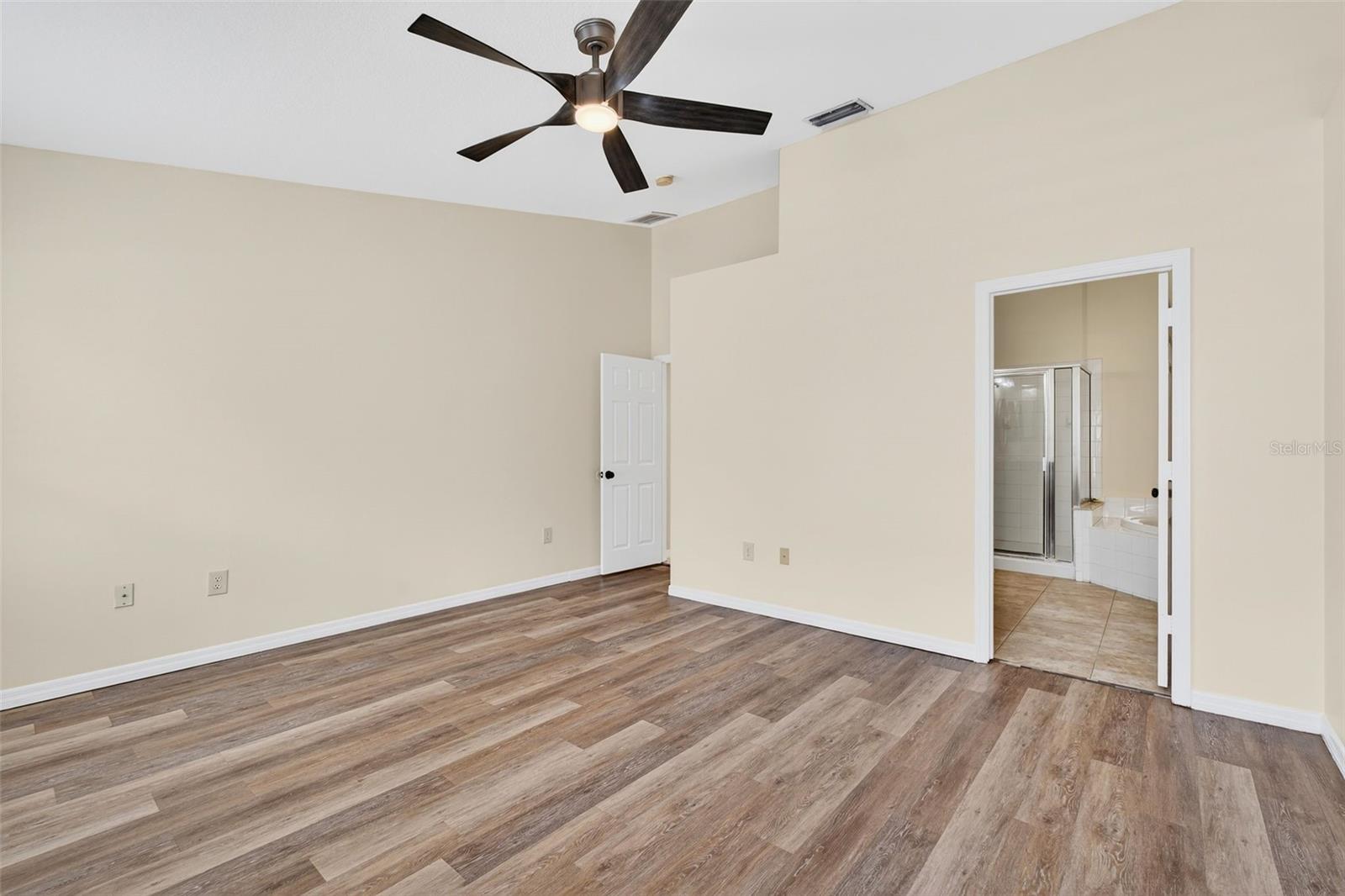 Image 27 of 46 For 913 Summer Breeze Drive