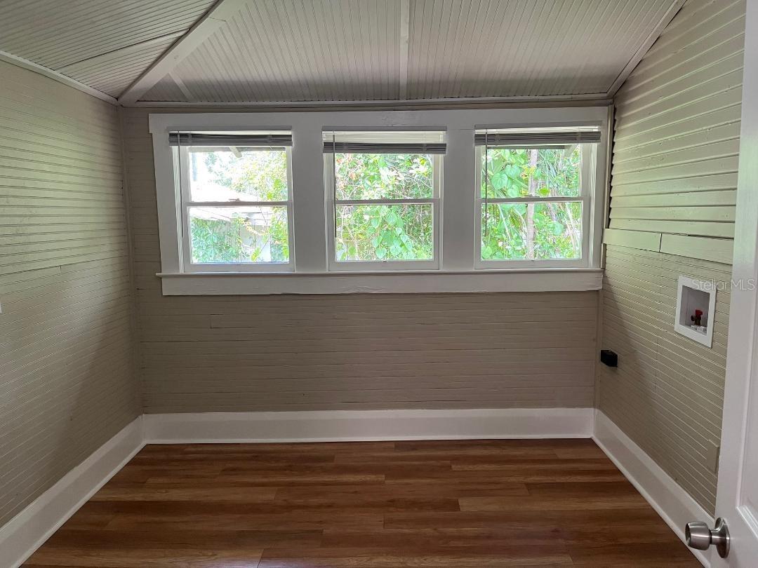 Listing photo id 12 for 3510 28th Avenue