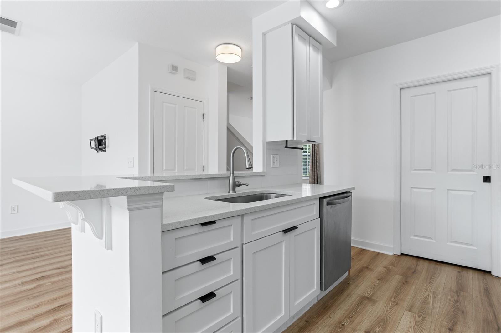 Image 14 of 46 For 7307 Saint Patrick Street E