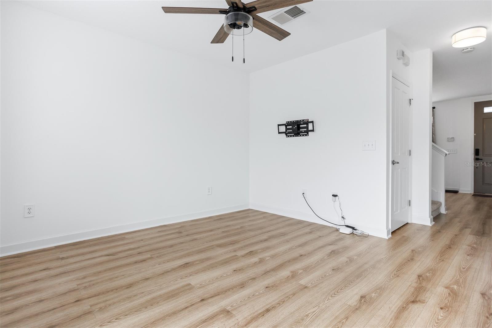Image 7 of 46 For 7307 Saint Patrick Street E