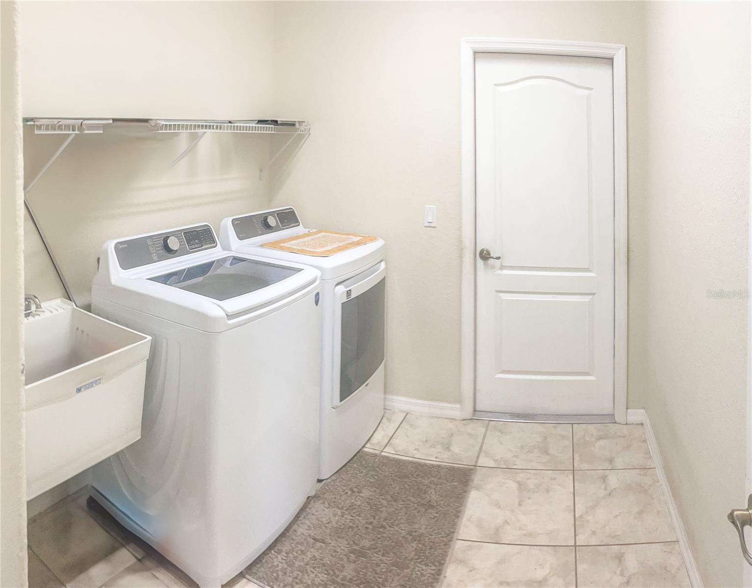 Listing photo id 3 for 7243 Bahama Swallow Avenue