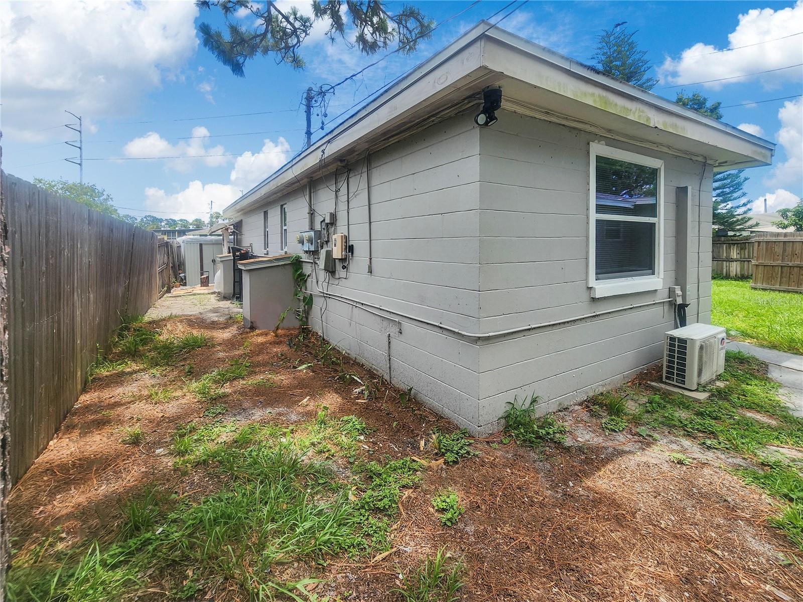 Listing photo id 11 for 1956 Mcmullen Road 1