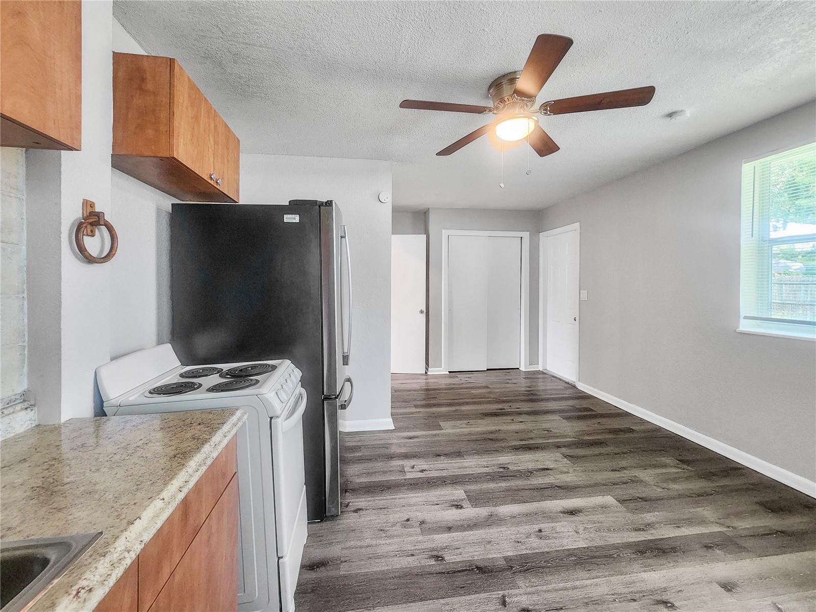 Listing photo id 4 for 1956 Mcmullen Road 1
