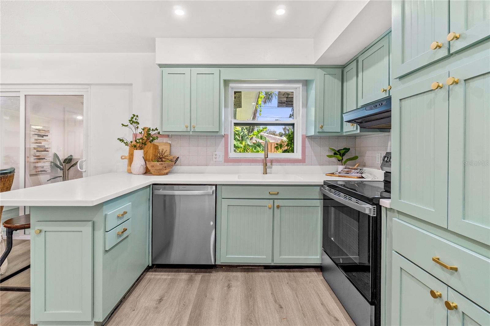 Listing photo id 17 for 5285 32nd Avenue N